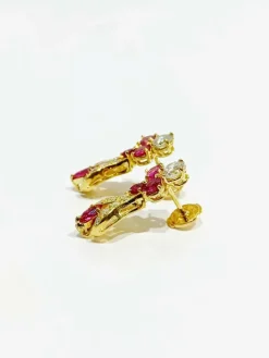 Paire de boucle d'oreilles or, rubis, diamants