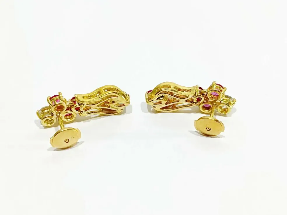 Paire de boucle d'oreilles or, rubis, diamants