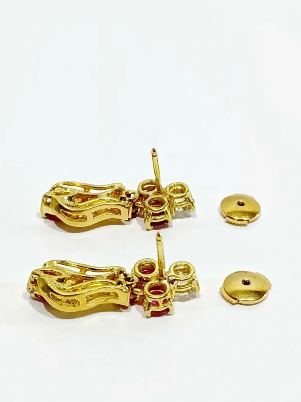 Paire de boucle d'oreilles or, rubis, diamants