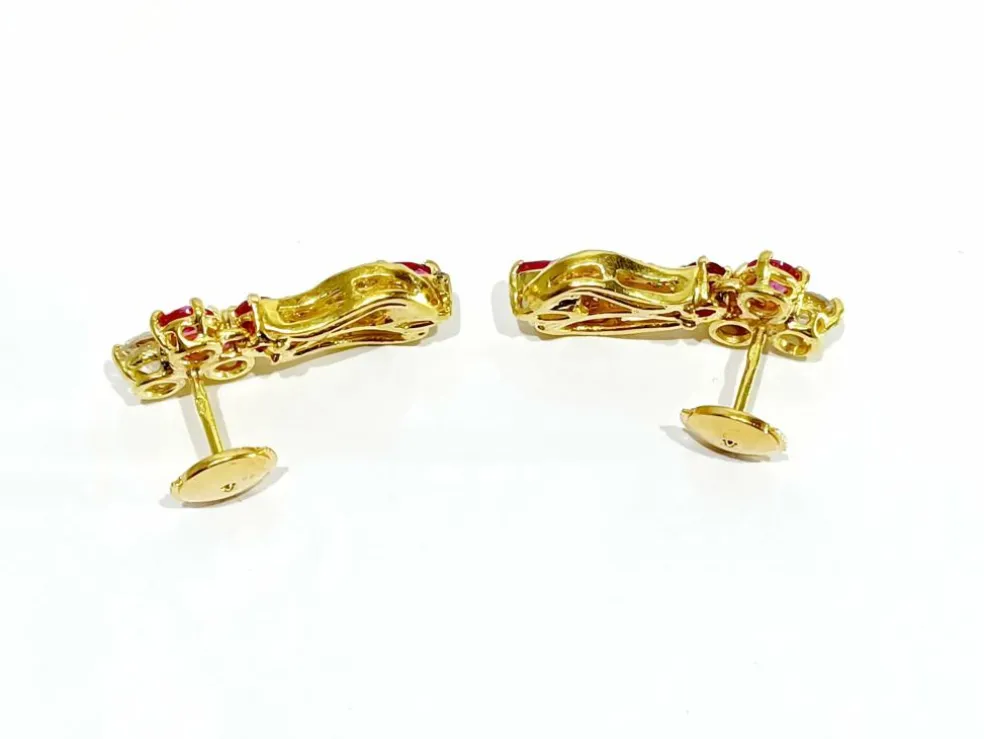 Paire de boucle d'oreilles or, rubis, diamants