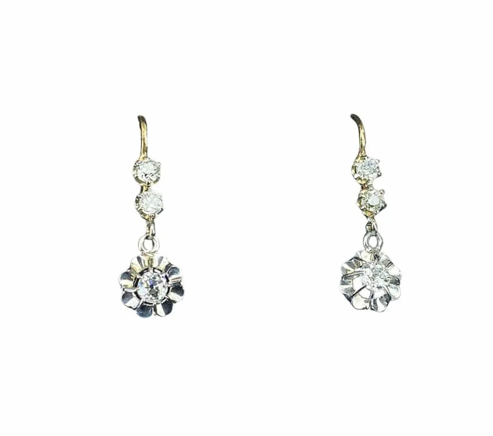 Paire de boucles d’oreilles dormeuses en or 18 carats et diamants
