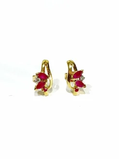 Paire de boucles d'oreilles or jaune, diamants et rubis