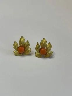 Paire de boucles d'oreilles corail et or jaune