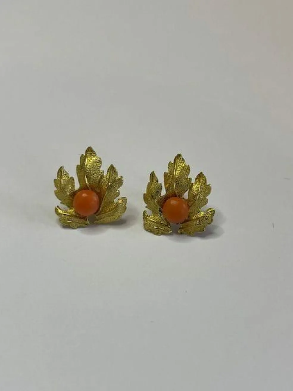 Paire de boucles d'oreilles corail et or jaune