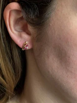 Paire de boucles d'oreilles or jaune, diamants et rubis