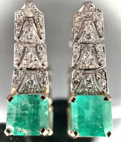 Paire de boucles d'oreilles pendantes sertie de 6 carats d'émeraudes