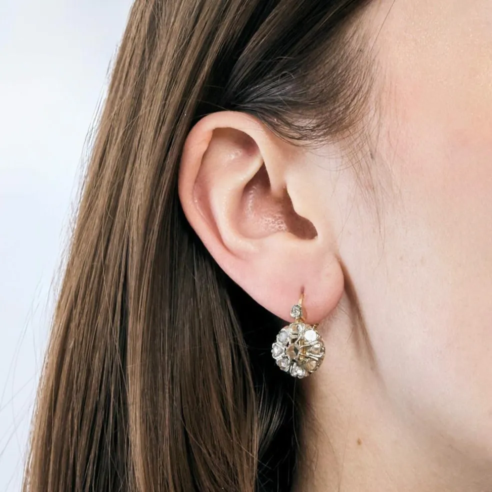 Paire de boucles d'oreilles "Dormeuses" en or jaune et or blanc et diamants