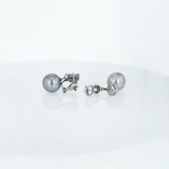 Paire de boucles d'oreilles diamants en or blanc avec deux perles Tahiti.