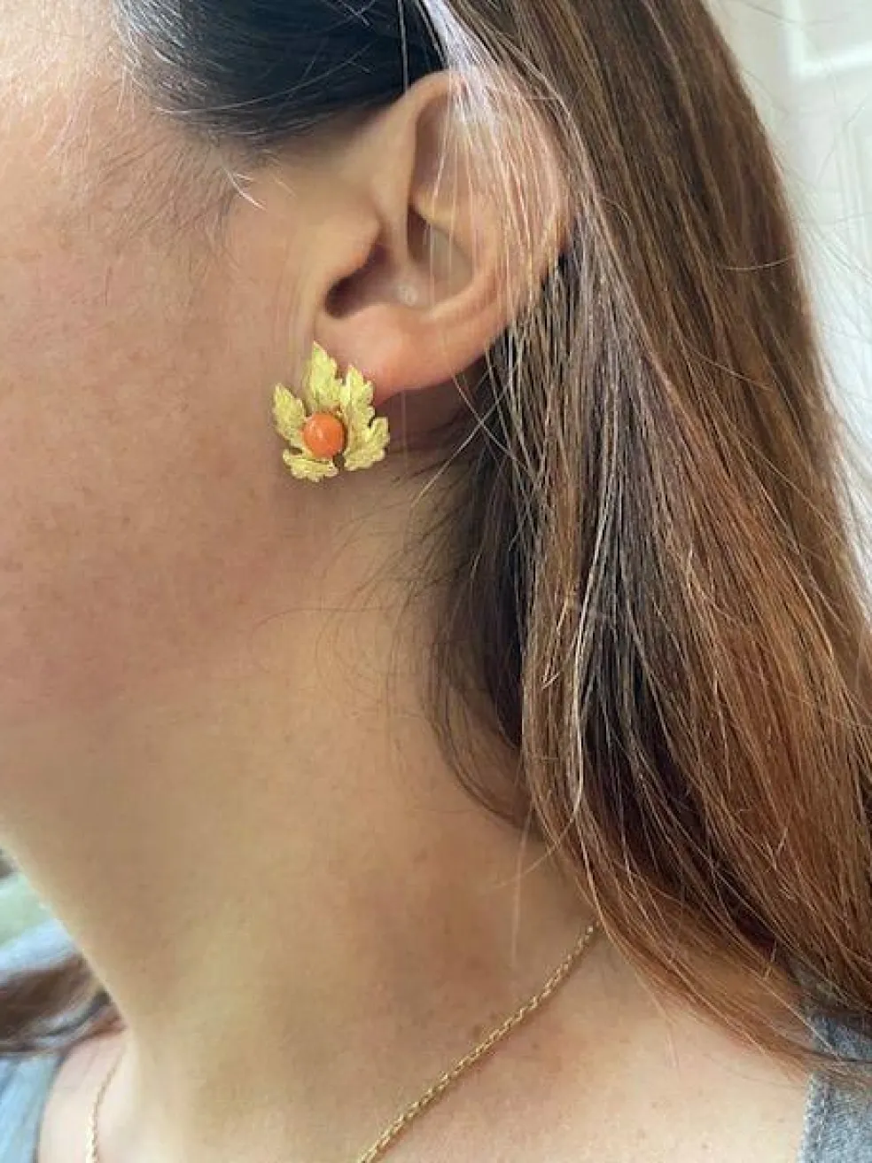 Paire de boucles d'oreilles corail et or jaune