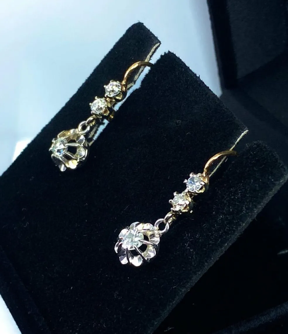 Paire de boucles d’oreilles dormeuses en or 18 carats et diamants