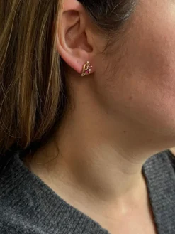 Paire de boucles d'oreilles or jaune, diamants et rubis