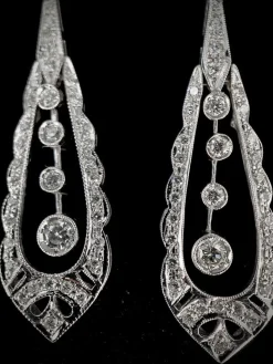Paire de boucles d'oreilles pendante serties de brillants