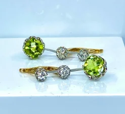 Paire de boucles d’oreilles en or jaune 18 carats et platine, diamants et peridots