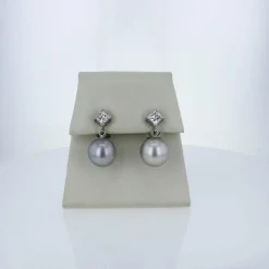 Paire de boucles d'oreilles diamants en or blanc avec deux perles Tahiti.