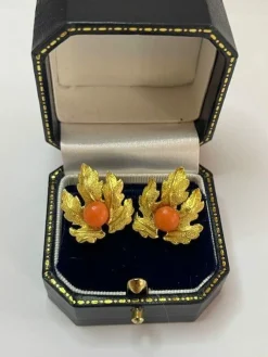 Paire de boucles d'oreilles corail et or jaune