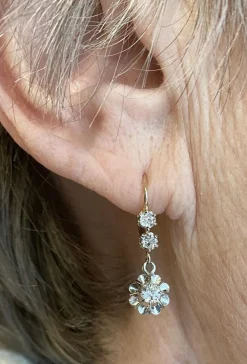 Paire de boucles d’oreilles dormeuses en or 18 carats et diamants