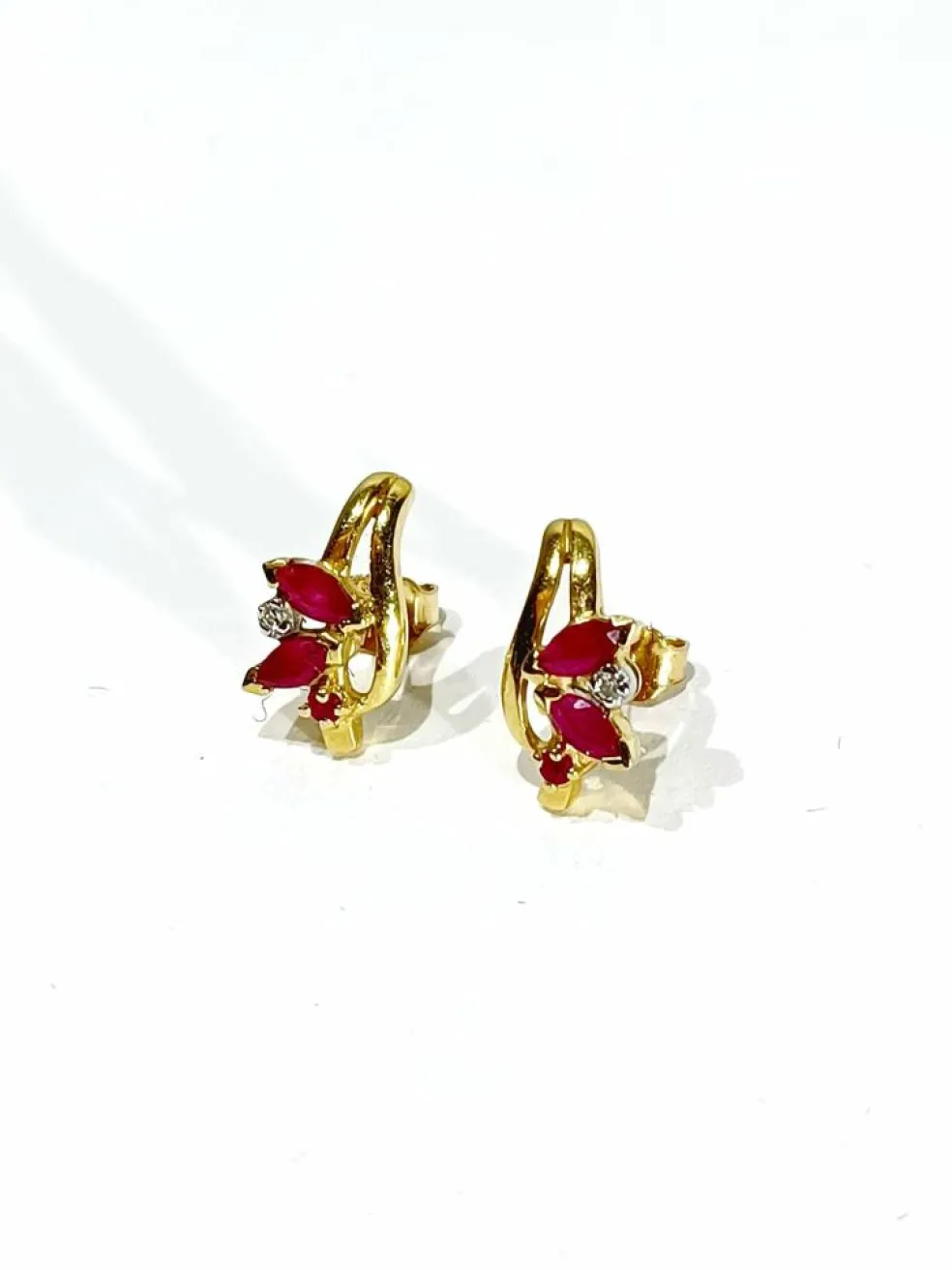 Paire de boucles d'oreilles or jaune, diamants et rubis