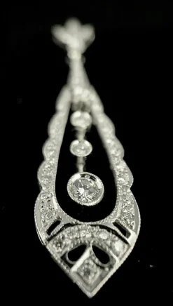 Paire de boucles d'oreilles pendante serties de brillants