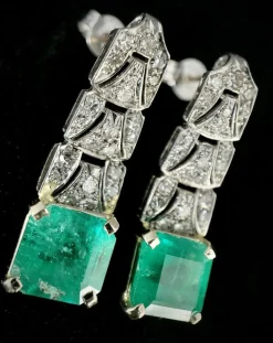 Paire de boucles d'oreilles pendantes sertie de 6 carats d'émeraudes