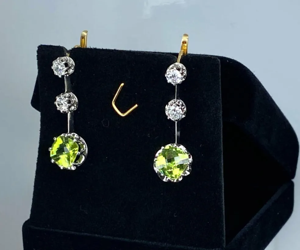 Paire de boucles d’oreilles en or jaune 18 carats et platine, diamants et peridots