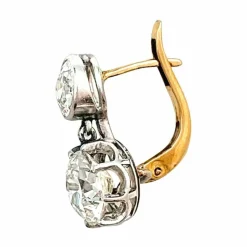 Paire de boucles d'oreilles dormeuses en or rose, platine et diamants taille ancienne.