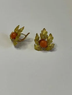 Paire de boucles d'oreilles corail et or jaune