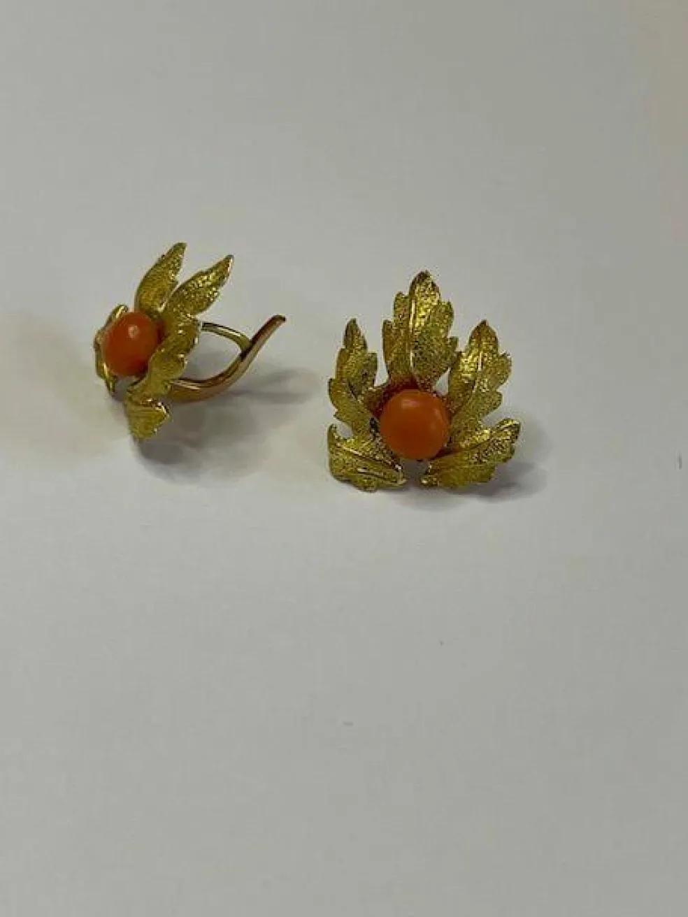 Paire de boucles d'oreilles corail et or jaune
