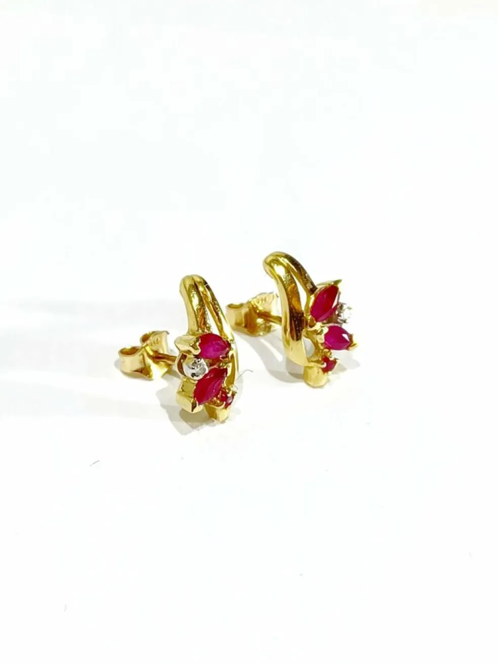 Paire de boucles d'oreilles or jaune, diamants et rubis
