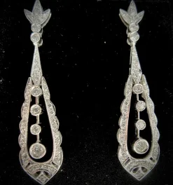 Paire de boucles d'oreilles pendante serties de brillants