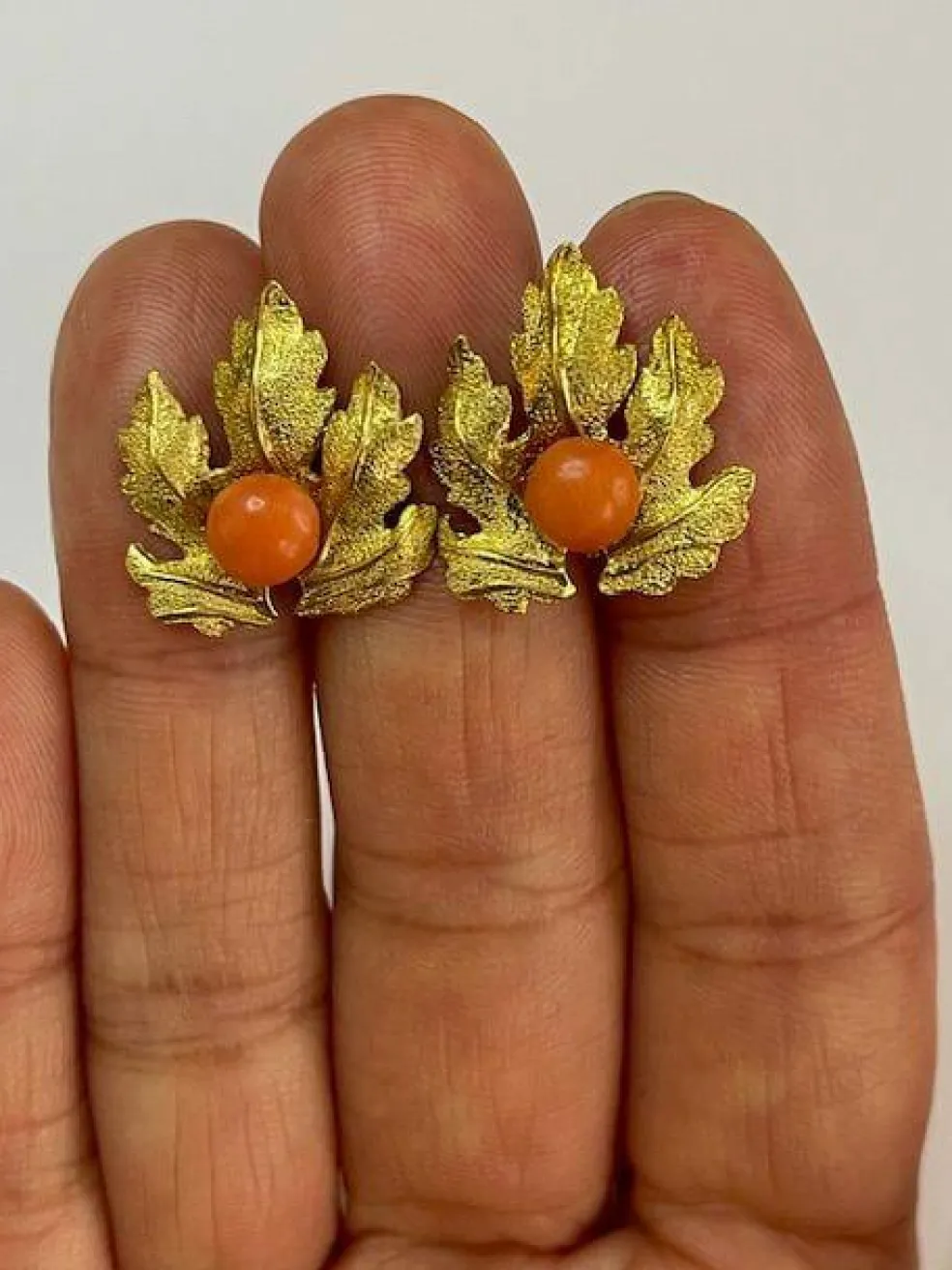 Paire de boucles d'oreilles corail et or jaune