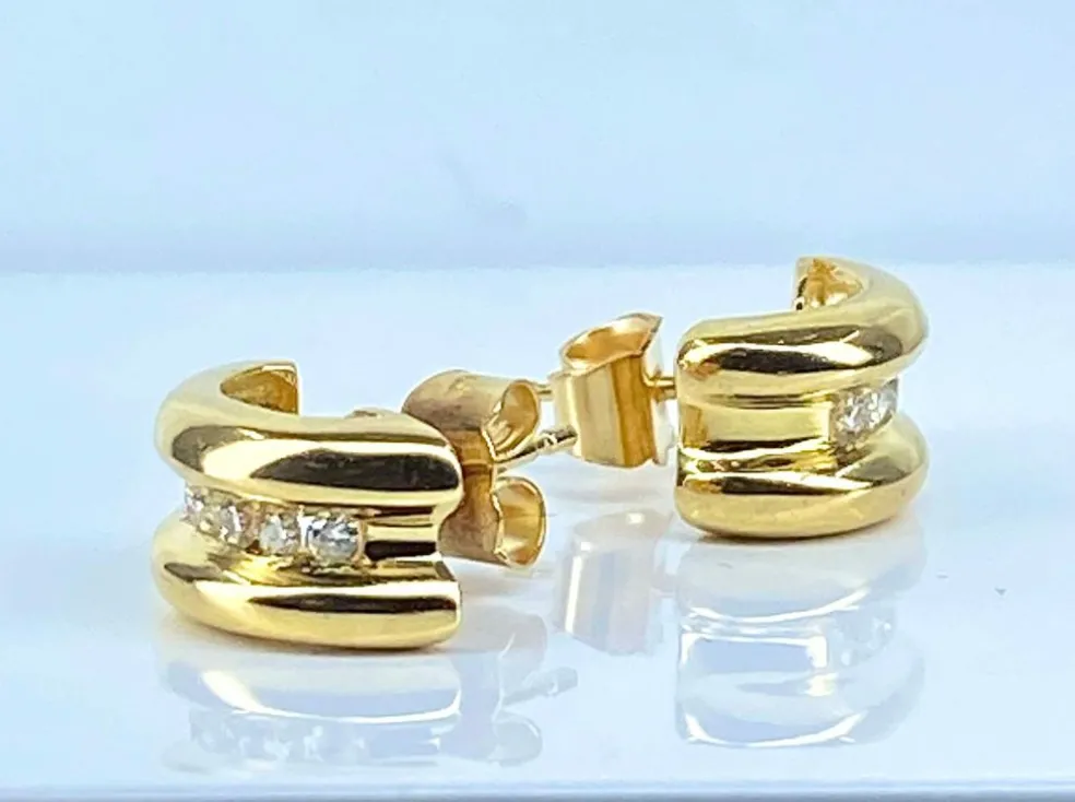 Paire de boucles d’oreilles en or jaune 18 carats et diamants