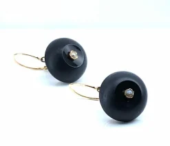 Paire de boucles d’oreilles en or jaune 18 carats, perles et jais