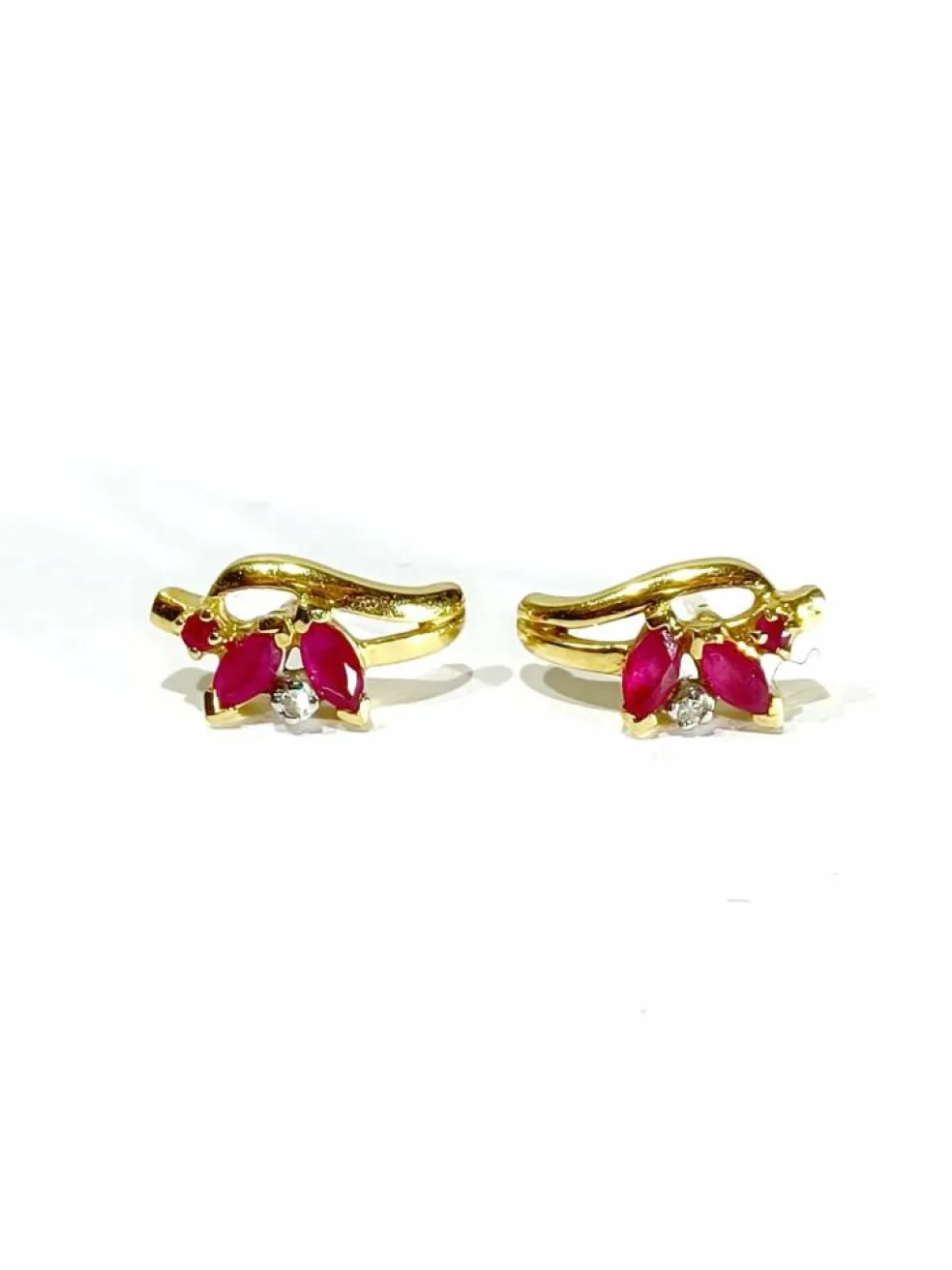 Paire de boucles d'oreilles or jaune, diamants et rubis