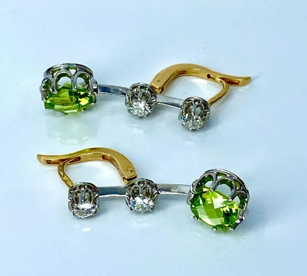 Paire de boucles d’oreilles en or jaune 18 carats et platine, diamants et peridots