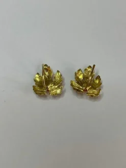 Paire de boucles d'oreilles corail et or jaune