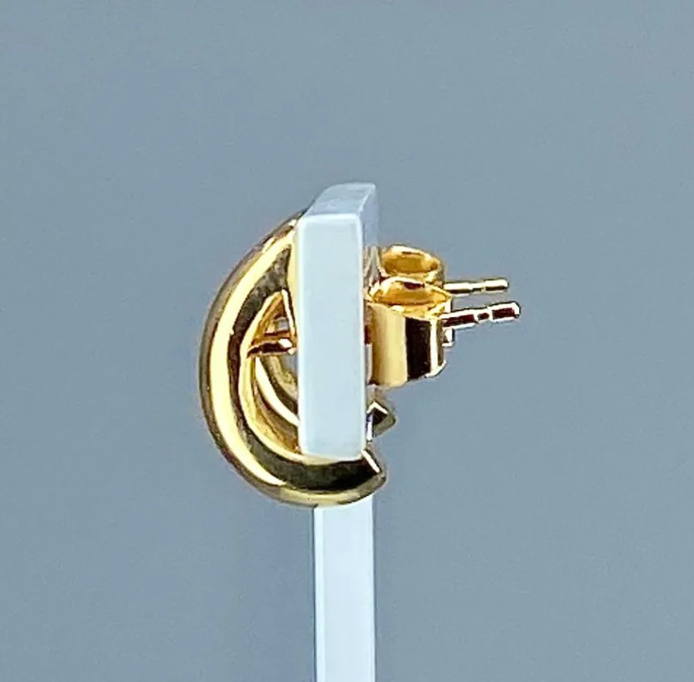 Paire de boucles d’oreilles en or jaune 18 carats et diamants