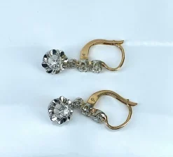 Paire de boucles d’oreilles dormeuses en or 18 carats et diamants