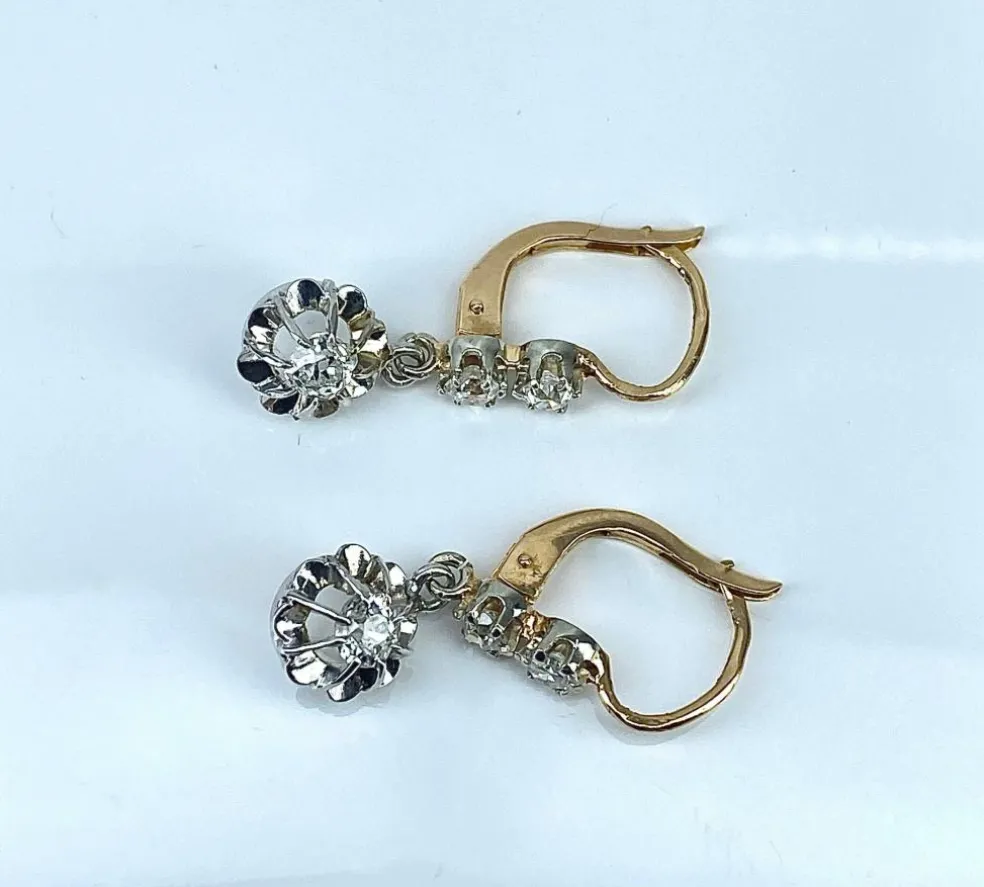 Paire de boucles d’oreilles dormeuses en or 18 carats et diamants