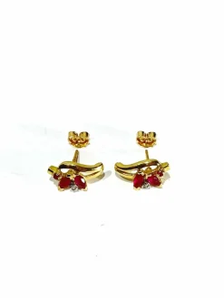 Paire de boucles d'oreilles or jaune, diamants et rubis