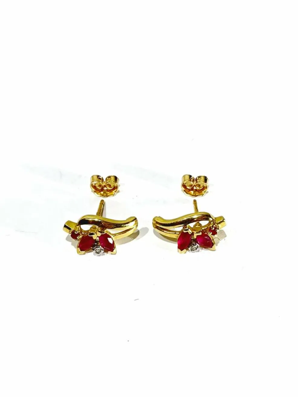 Paire de boucles d'oreilles or jaune, diamants et rubis