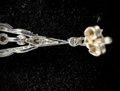 Paire de boucles d'oreilles pendante serties de brillants