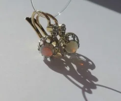 Paire de boucles d’oreilles dormeuses trembleuses opale
