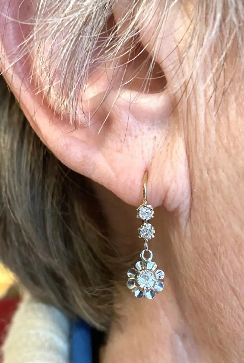Paire de boucles d’oreilles dormeuses en or 18 carats et diamants