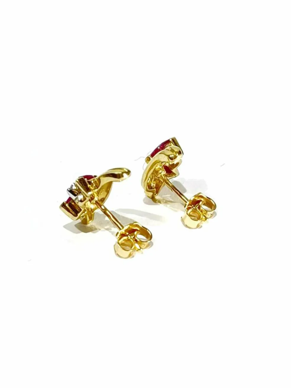 Paire de boucles d'oreilles or jaune, diamants et rubis
