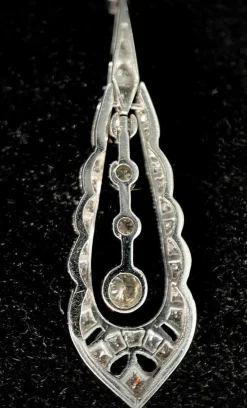 Paire de boucles d'oreilles pendante serties de brillants