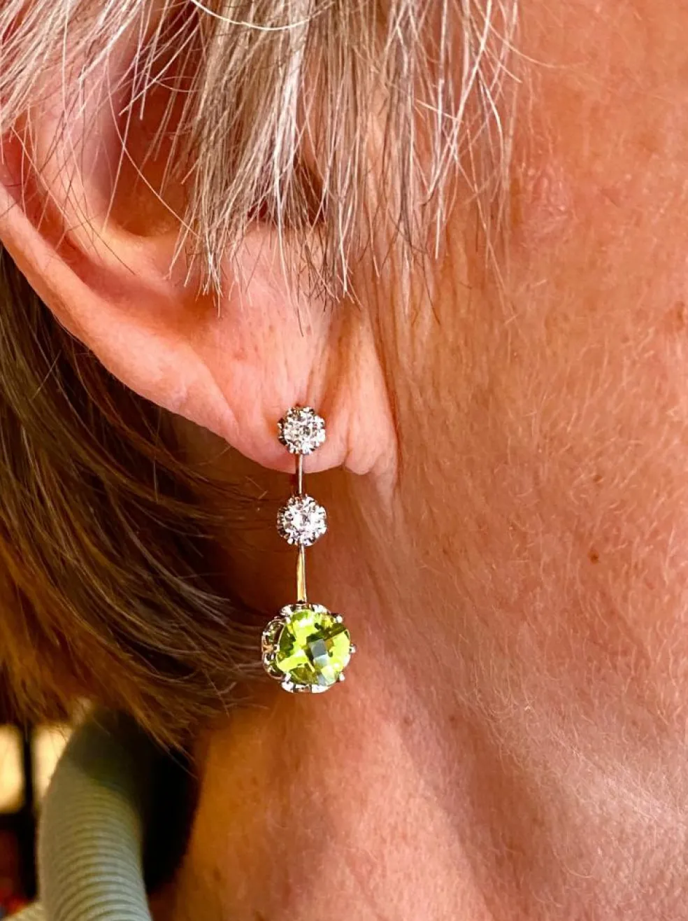 Paire de boucles d’oreilles en or jaune 18 carats et platine, diamants et peridots