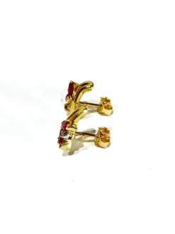 Paire de boucles d'oreilles or jaune, diamants et rubis