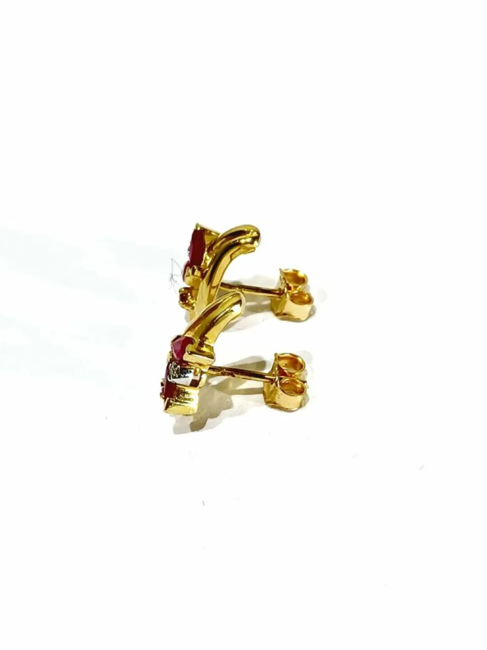 Paire de boucles d'oreilles or jaune, diamants et rubis