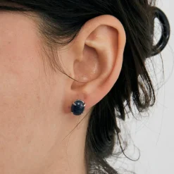 Paire de boutons d'oreilles en or blanc ornées de deux saphirs