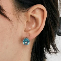 Paire de boutons d'oreilles en or blanc ornées de 2 topazes et 2 diamants